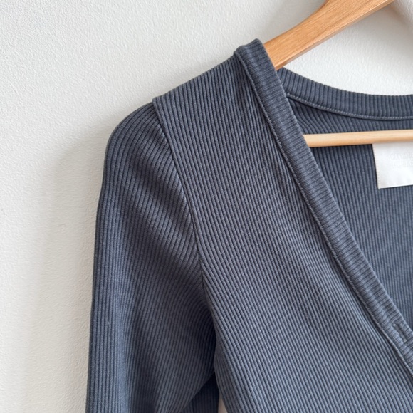 CITIZENS OF HUMANITY • Aideen V-Neck Henley Top in Charcoal - Picture 4 of 13